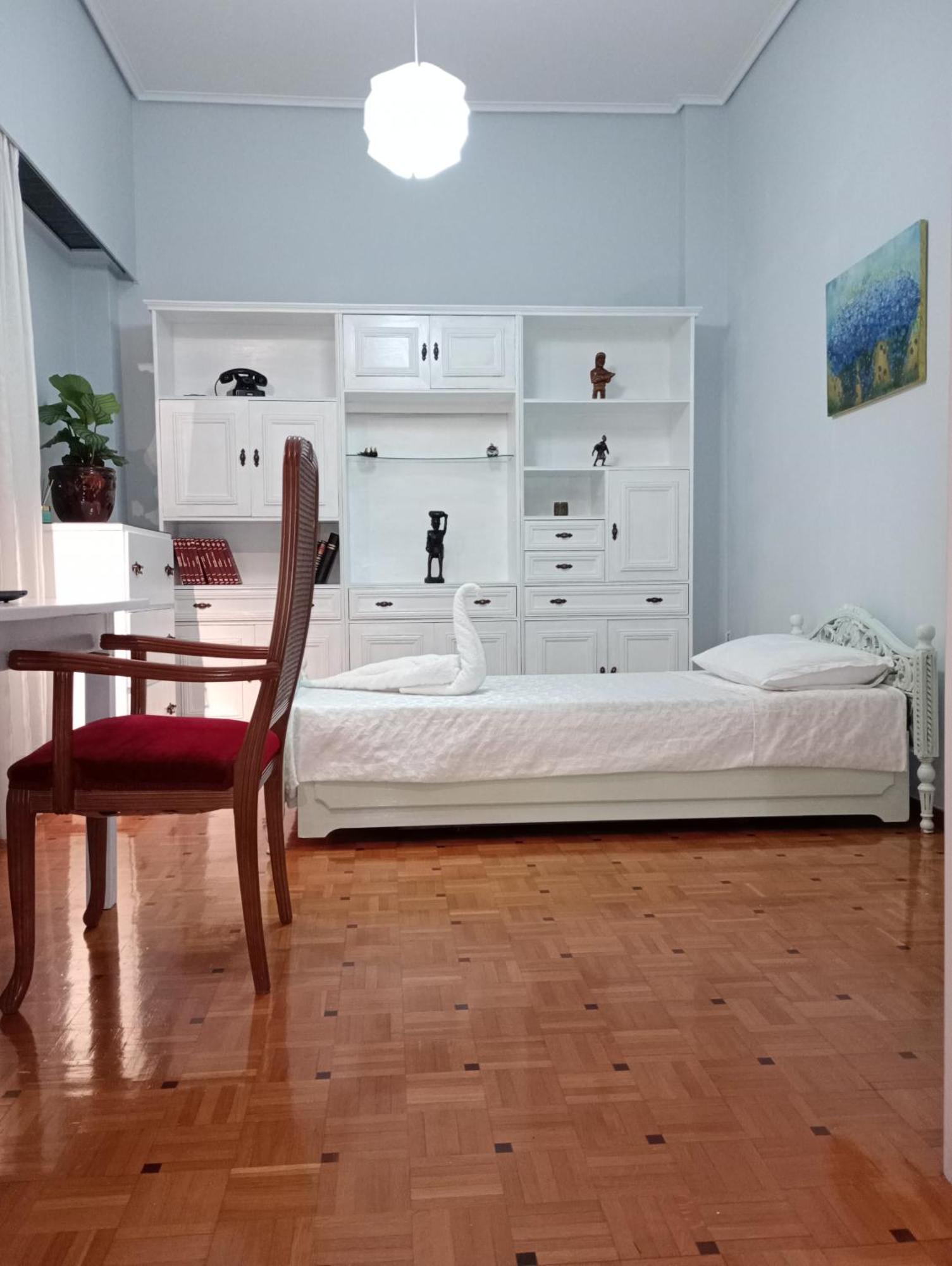 Charm & Comfort Near Petralona Station Apartment *